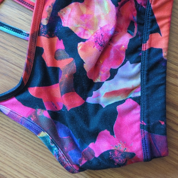 [Athleta] Full Focus Sports Bra - Picture 3 of 7